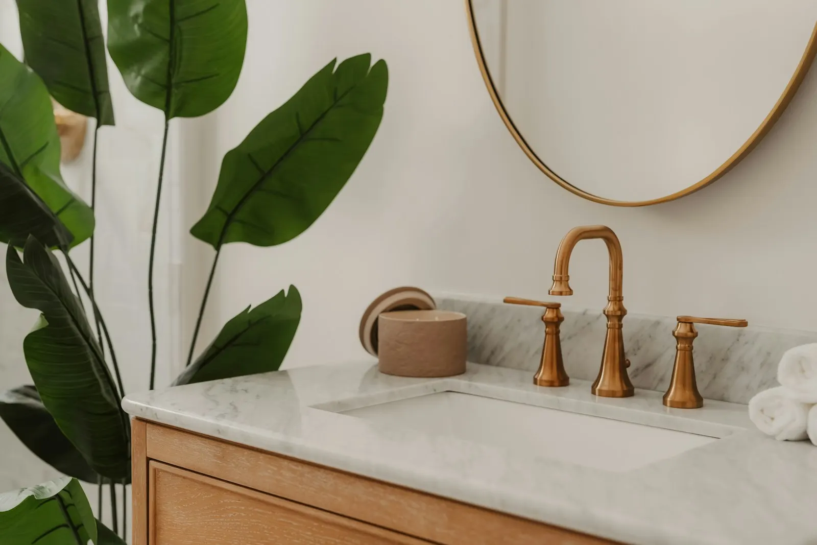 Salle de bain lumineuse et robinetterie — image d’inspiration